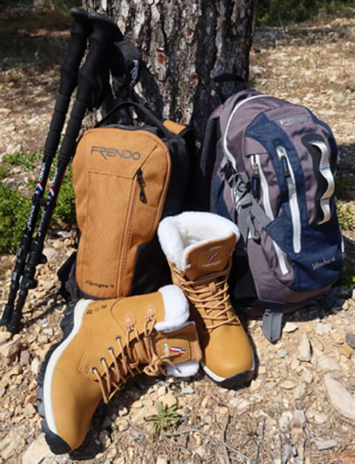 Équipement de randonnée avec sacs à dos, chaussures et bâtons Frendo